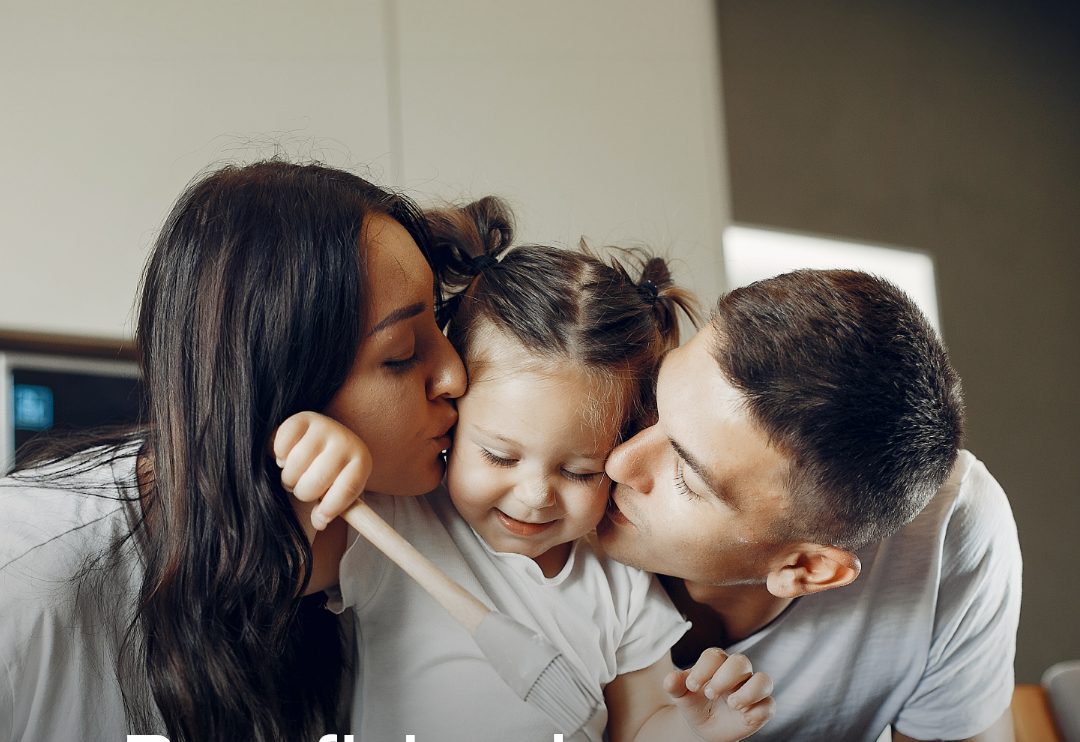 Familia abrazada en casa