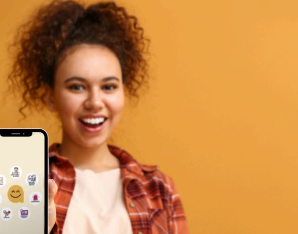 Joven con la app de Andes Salud