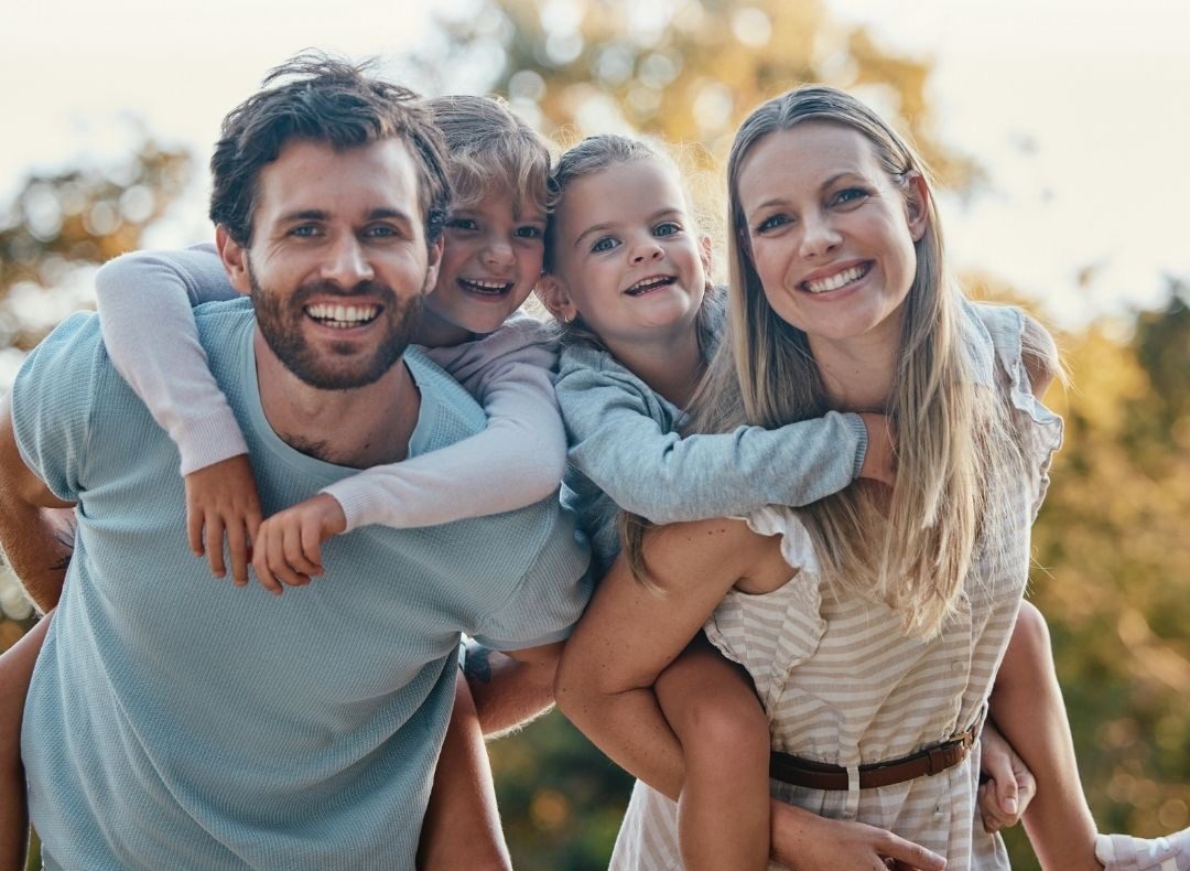 Familia feliz al aire libre