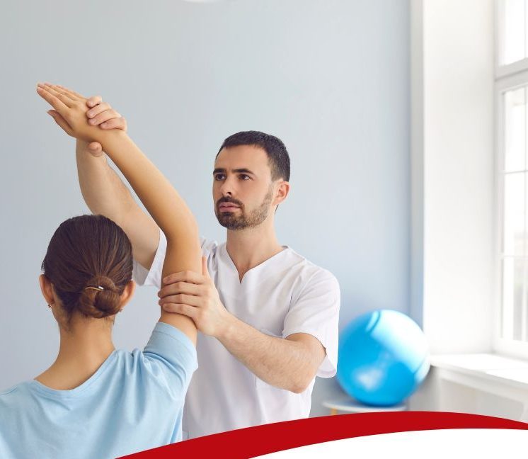 Profesional de kinesiología atendiendo a una paciente