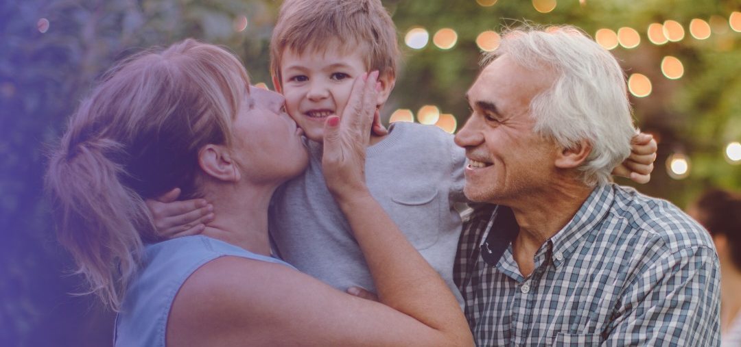 Abuelos con su nieto